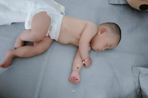 句容宝宝脚心出汗怎么回事