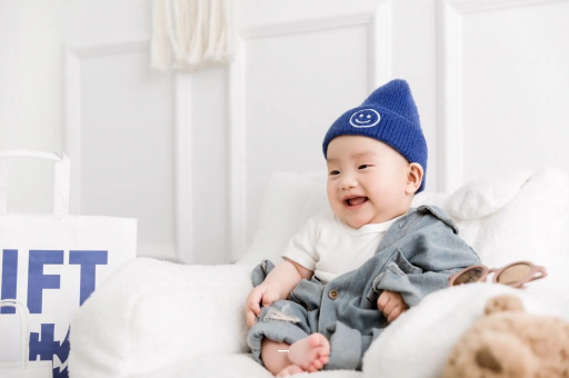 句容宝宝吃奶蹬腿烦躁扭动